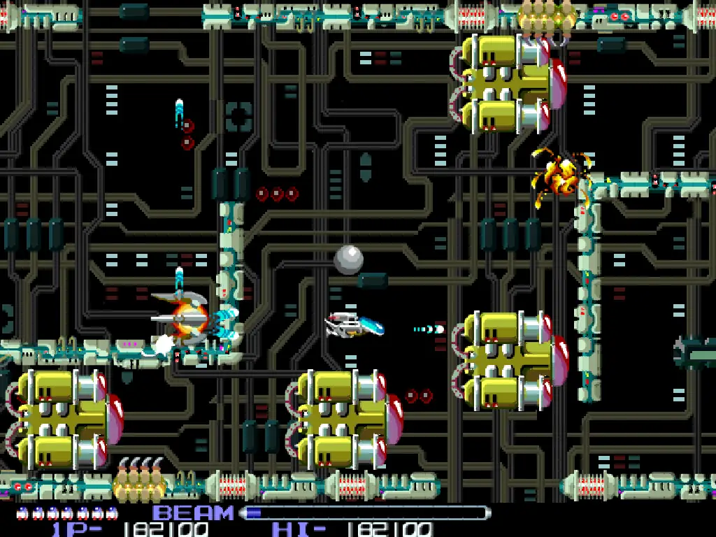 Шестой уровень R-Type: корабль R-9 между платформами и жёлтыми механическими блоками на фоне коммуникаций.